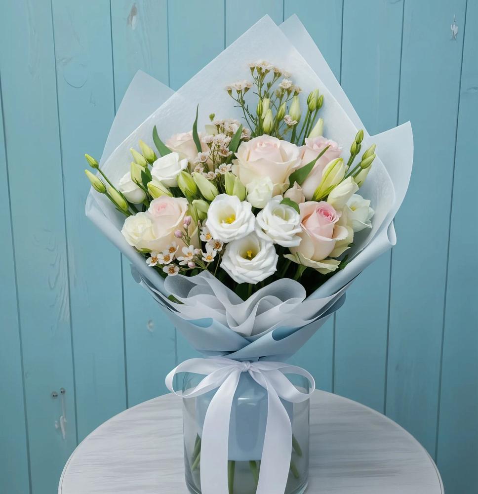 Букет цветов из: Розы и Лизиантусы в Дзержинском