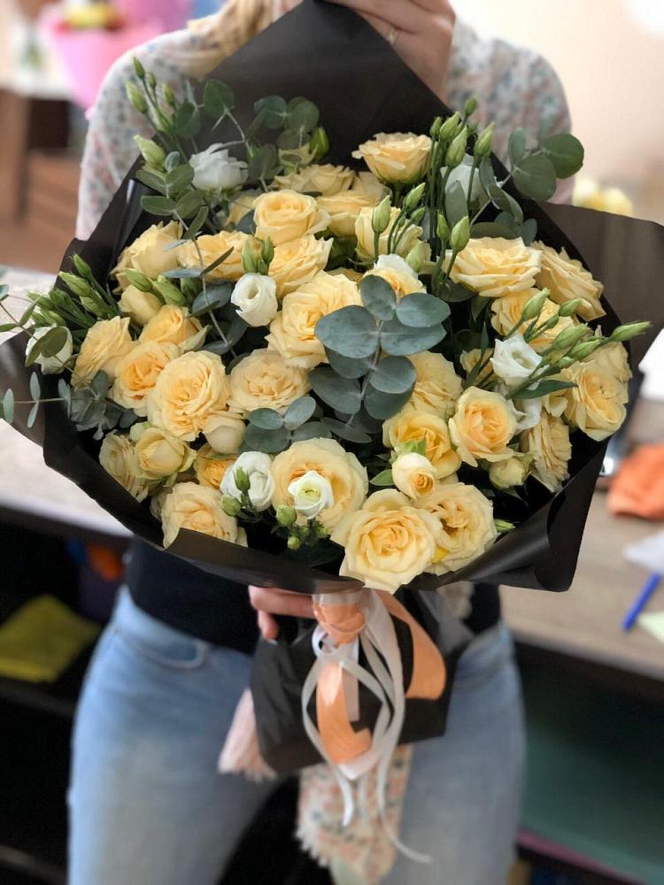 Букет цветов из: Розы и Лизиантусы в Дзержинском