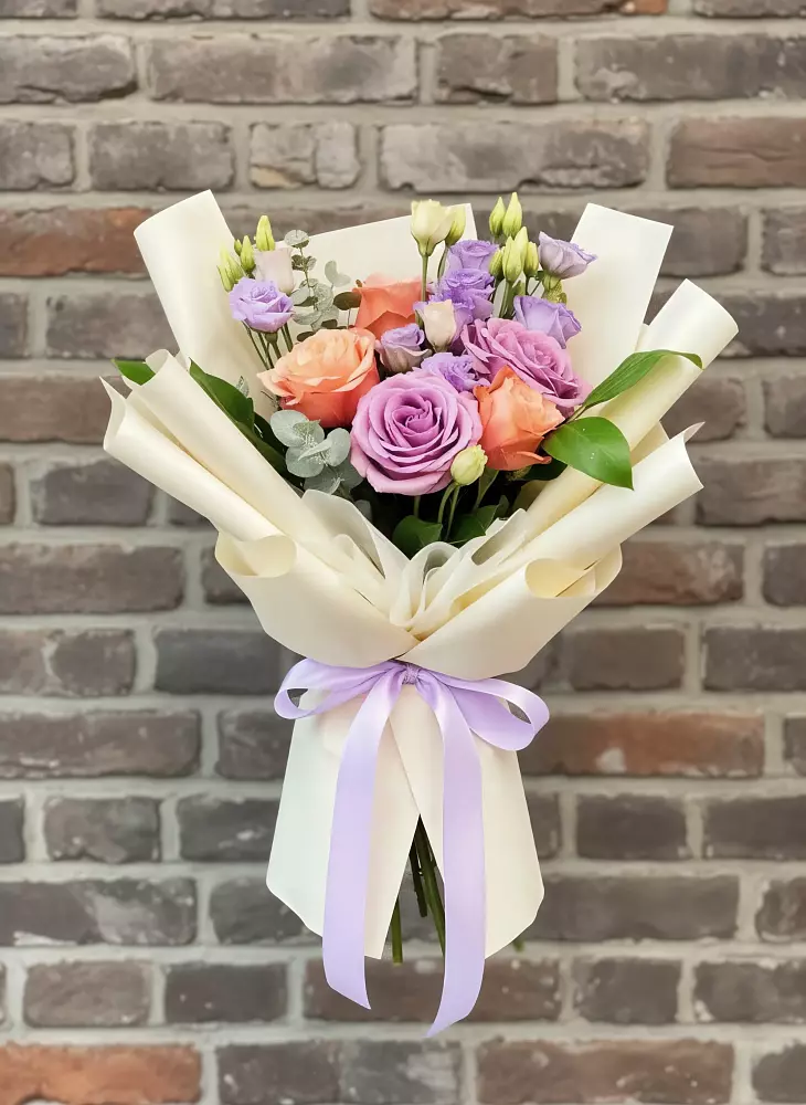 Букет цветов из: Лизиантусы и Розы в Дзержинском