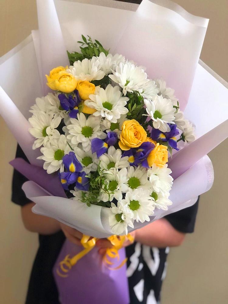 Букет цветов из: Ирисы, Хризантемы и Розы в Дзержинском
