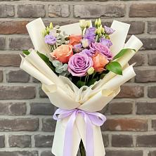 Букет цветов из:  Лизиантусы и Розы в Дзержинском