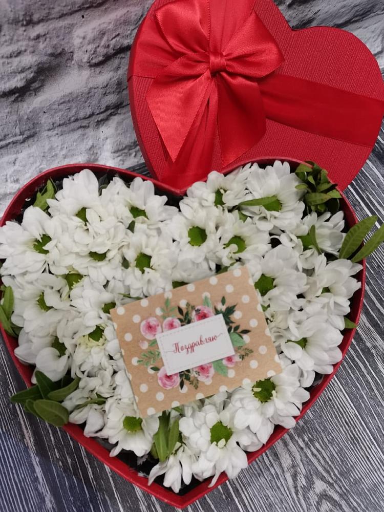 Цветочная композиция из Хризантемы в виде сердца в Дзержинском