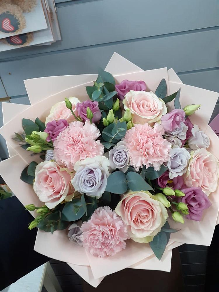 Букет цветов из: Розы, Гвоздики и Лизиантусы в Дзержинском